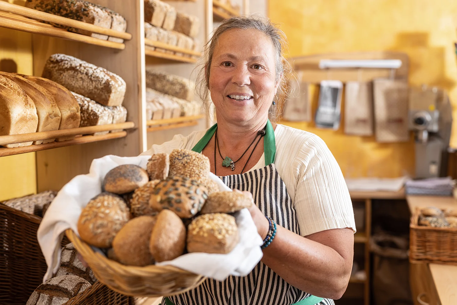 die-bio-baeckerei-am-elm-brot-und-wein-header-frau-mit-korb